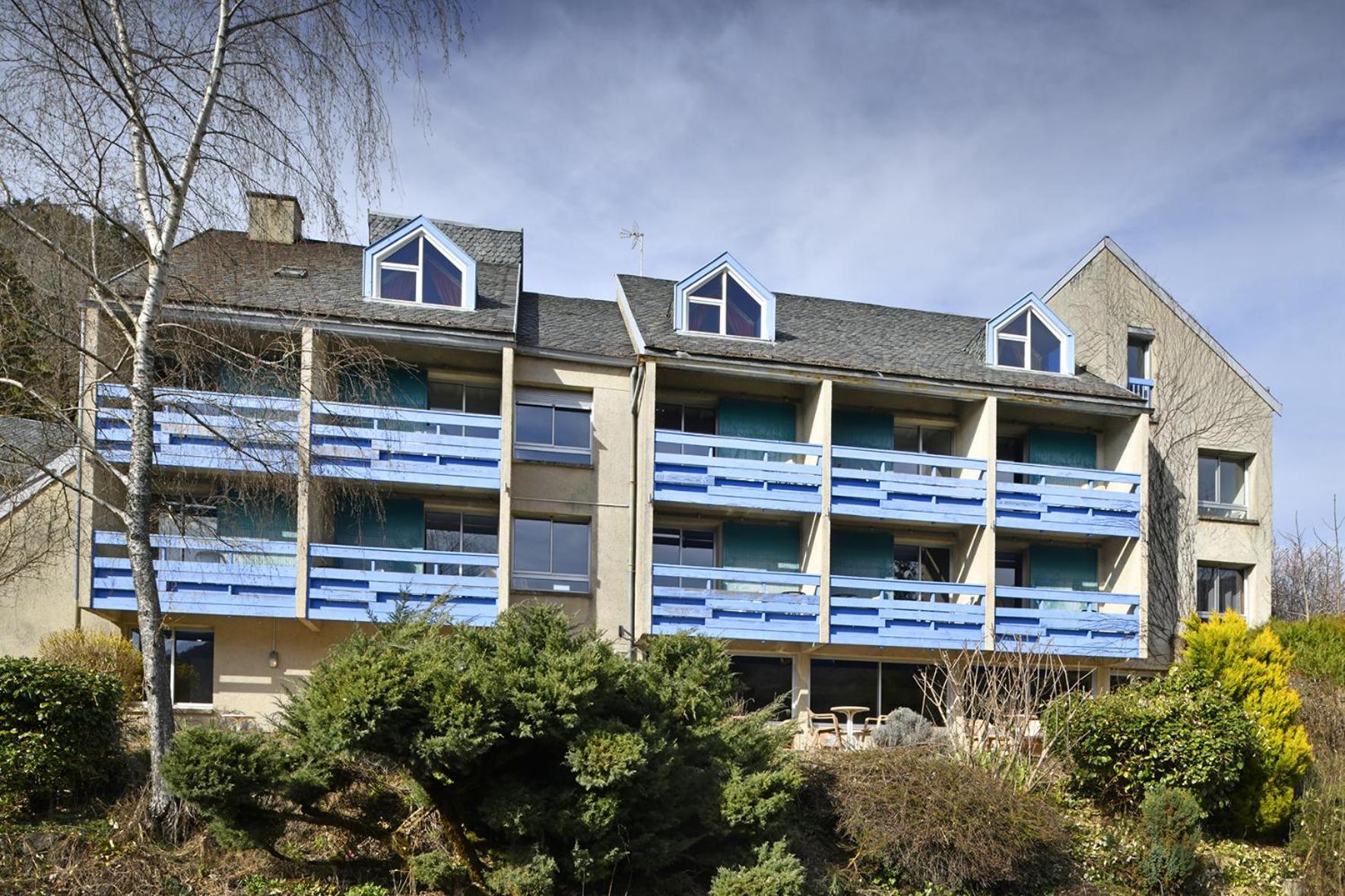 Le Castel Du Cantal Groupe Village Fani Thiezac Exterior photo